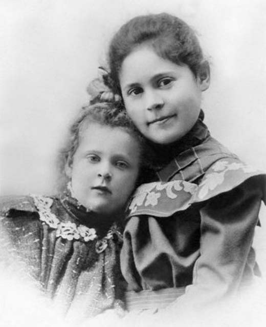 Лиля Брик в детстве с сестрой