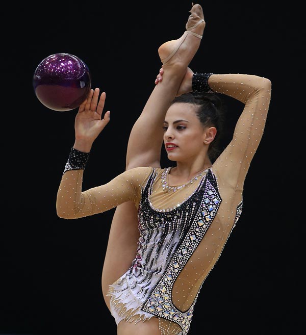 художественная гимнастка Линой Ашрам