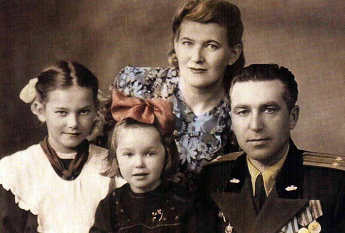 Людмила и Наталья Гвоздиковы в детстве с родителями