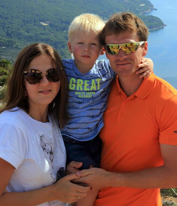 Максим Вылегжанин с женой и сыном