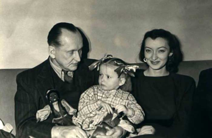 Марианна Вертинская в детстве с родителями