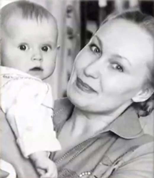 Мария Болтнева в детстве с мамой