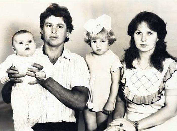 Марина Балмашева в детстве с родителями и сестрой