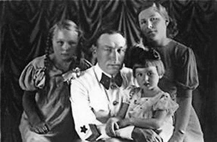 Сергей Бирюзов с женой и дочерьми