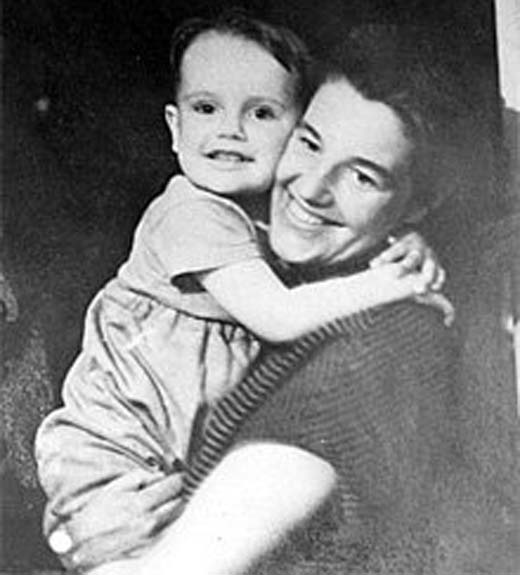 Мартиньш Вилсонс в детстве с мамой