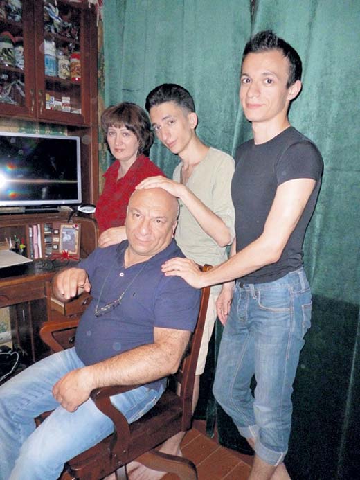 Михаил Богдасаров с женой и сыновьями