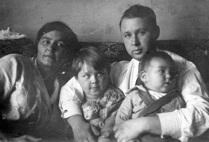 Михаил Миль с женой и детьми