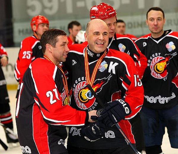 Михаил Мишустин играет в хоккей