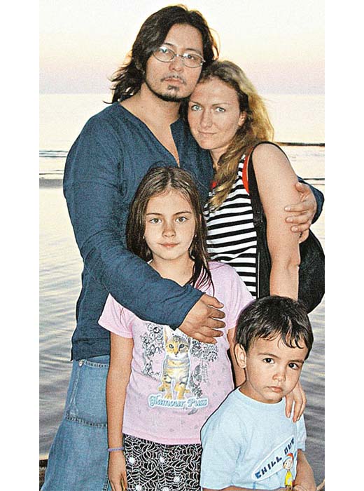 Мурат Насыров с женой и детьми 2