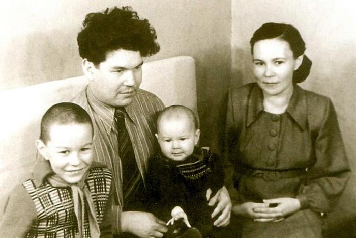 Мустай Карим с женой и детьми