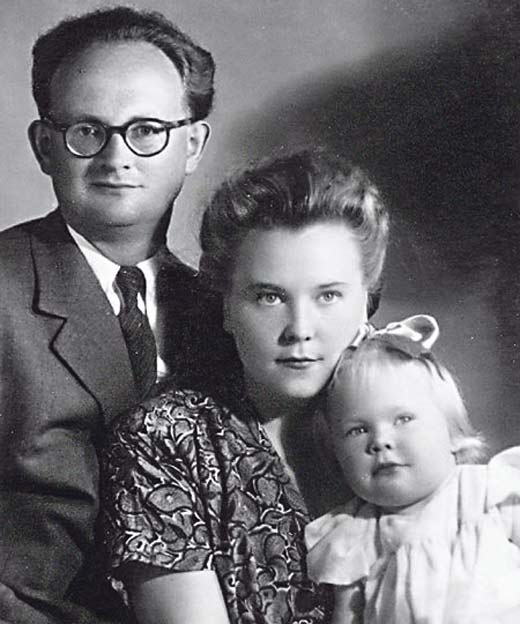 Наталья Белохвостикова в детстве с родителями