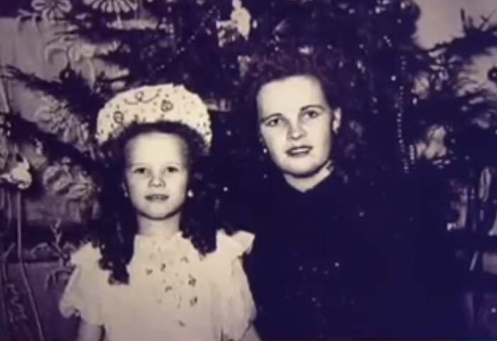 Наталья Егорова в детстве с мамой