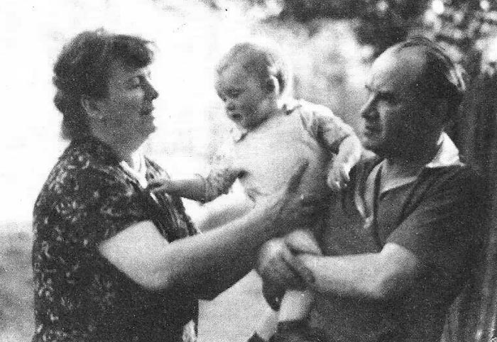 Николай Носов с женой Татьяной и внуком