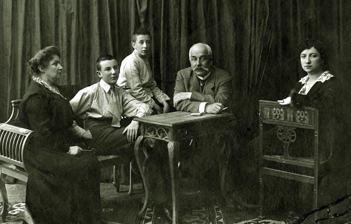 Николай Волков старший в детстве с родителями братом и сестрой