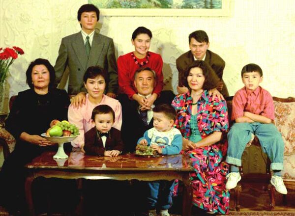 Нурсултан Назарбаев с семьей