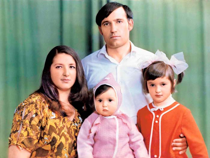 Родители Оксаны Марченко с сестрами Дианой и Анной
