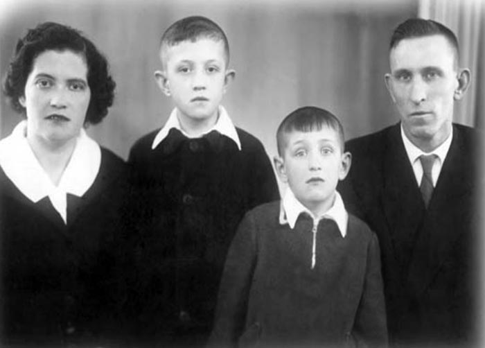 Олег Митяев в детстве с родителями и братом