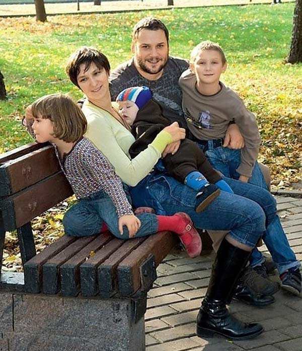 Олеся Железняк и Спартак Сумченко с детьми