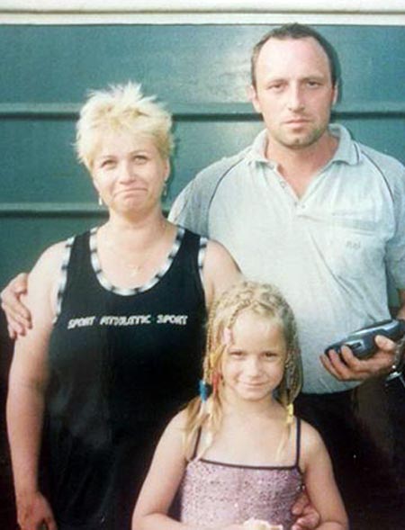 Ольга Антипова в детстве с родителями