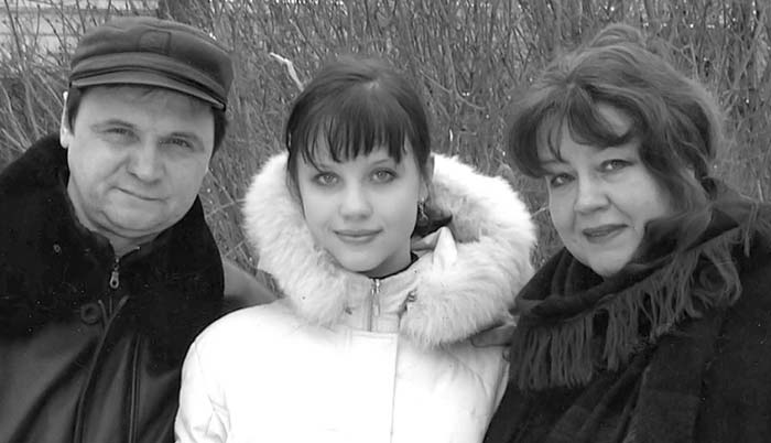 Полина Воробьева и родители