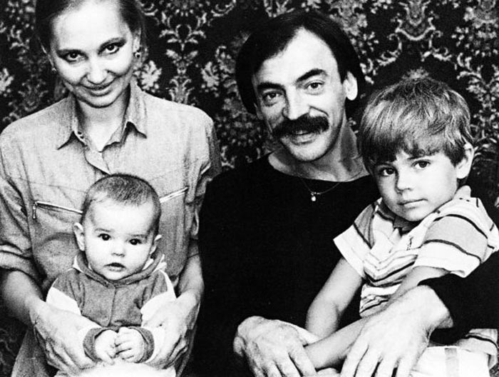 Сергей Боярский в детстве с родителями и сестрой