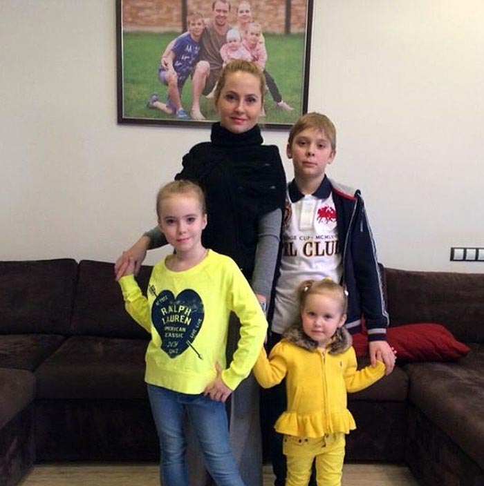 Жена Сергея Мозякина с детьми
