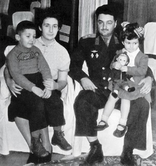 Стас Намин в детстве с родителями