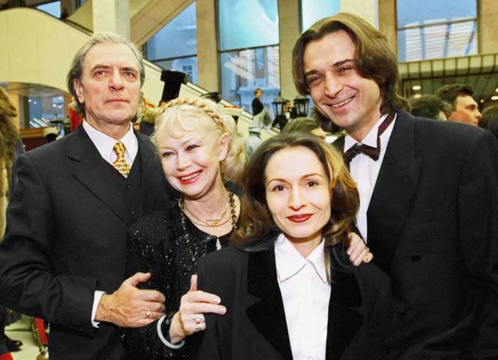 Светлана Немоляева и Александр Лазарев с сыном и невесткой