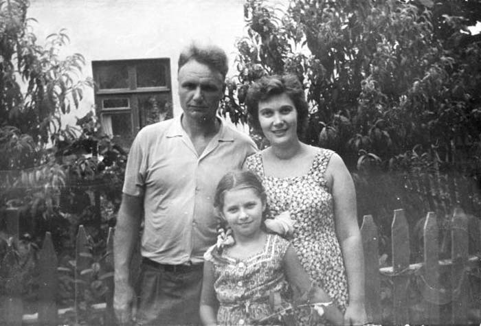 Татьяна Анциферова в детстве с родителями