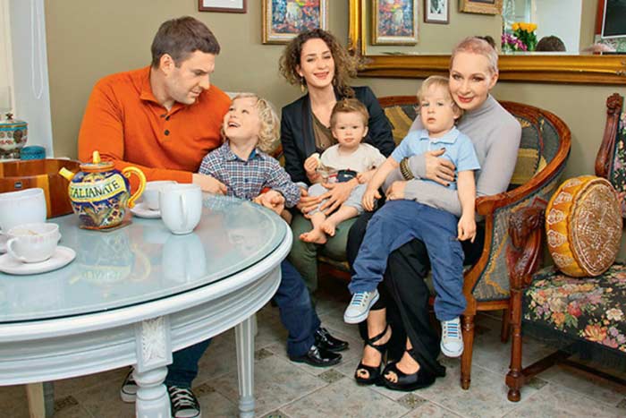 Татьяна Васильева с сыном и внуками
