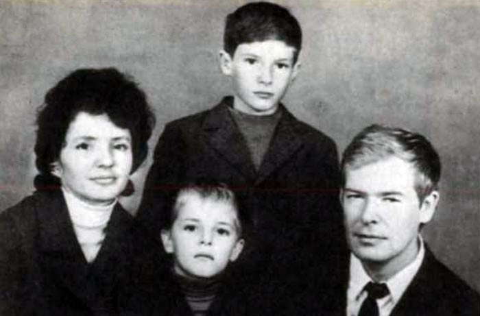 Вадим Бакатин с женой и детьми