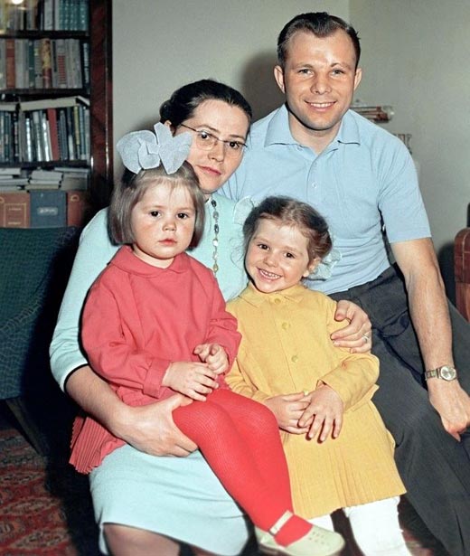 Валентина Гагарина и Юрий Гагарин с дочерьми