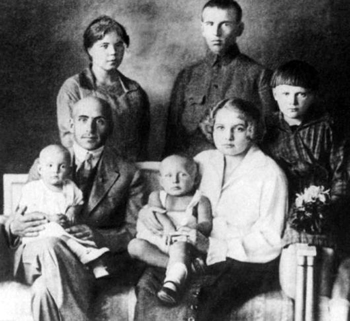 Василий Блюхер с первой женой и детьми
