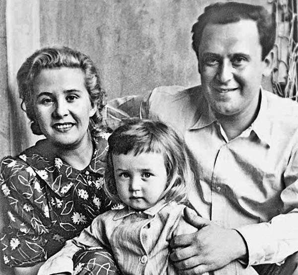 Василий Ливанов в детстве с родителями