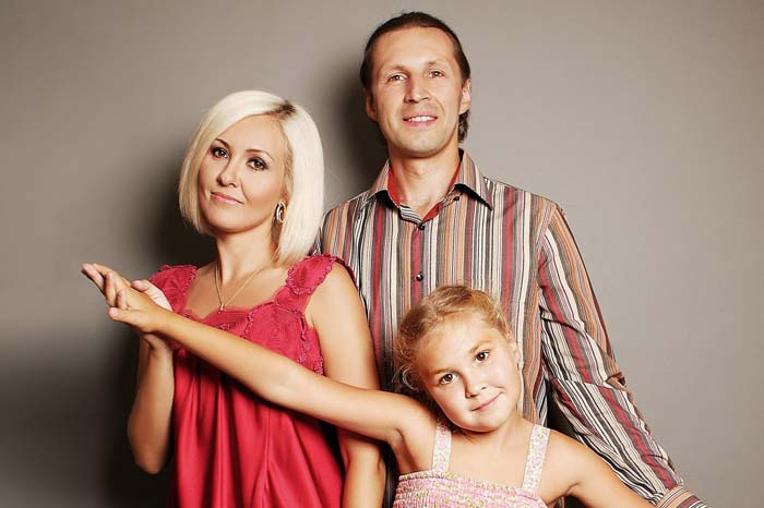 Василиса Володина с мужем и детьми