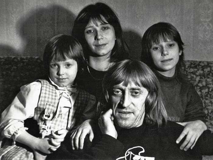 Виктор Авилов с женой Галиной и дочерьми