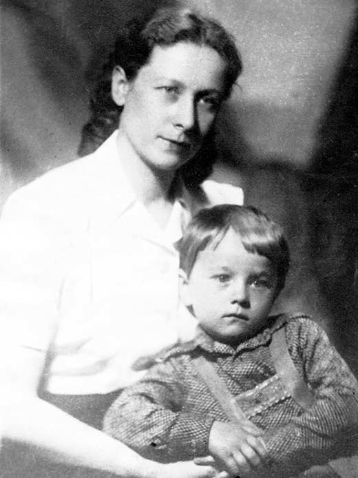 Жена Виктора Абакумова Антонина с сыном