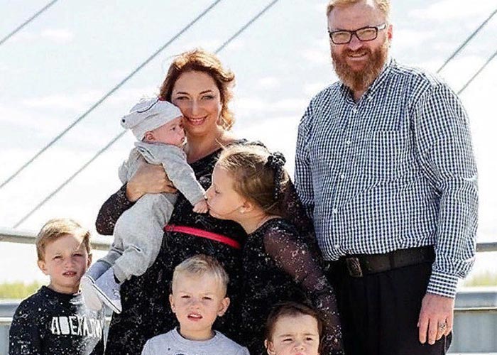 Виталий Милонов и Ева Либуркина с детьми