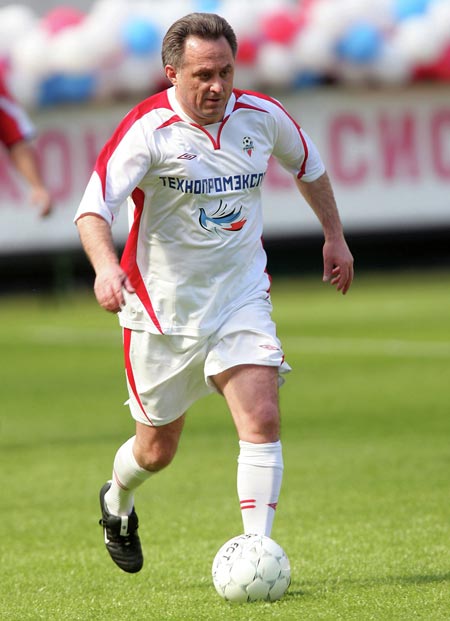 Виталий Мутко играет в футбол