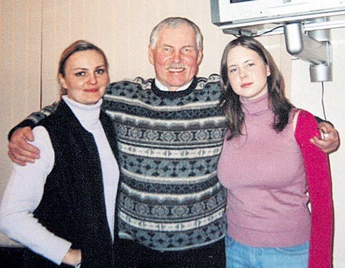 Владимир Гостюхин с дочерьми Ириной и Александрой