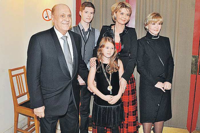 Владимир Меньшов и Вера Алентова с дочерью Юлией и внуками Таисией и Андреем