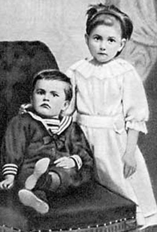 Владимир Маяковский в детстве с сестрой Людмилой