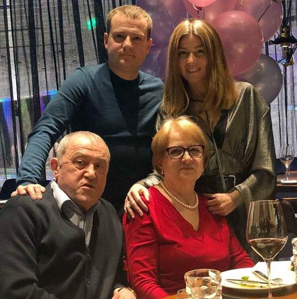 Жанна Бадоева с родителями и братом