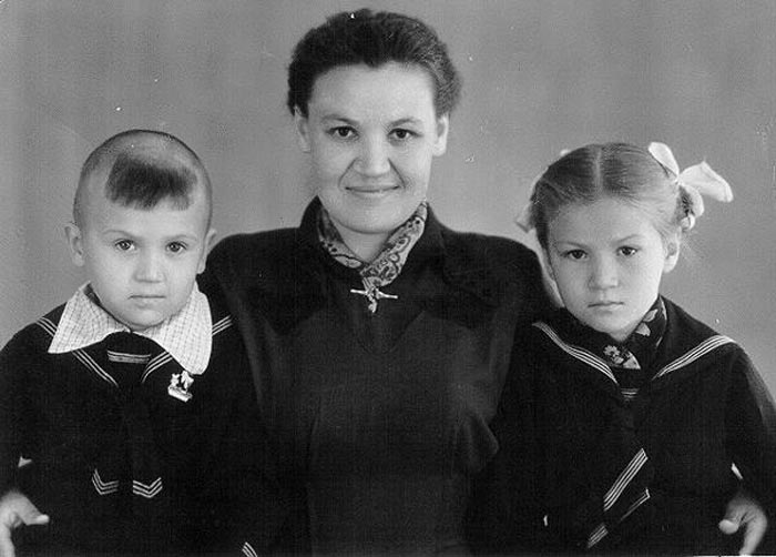 Анатолий Полотно в детстве с мамой и сестрой