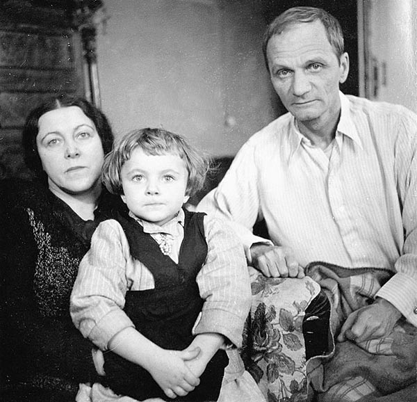 Андрей Платонов с женой и дочерью