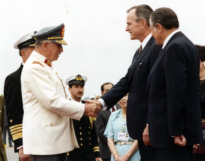 Аугусто Пиночет и президент США Джордж Буш старший