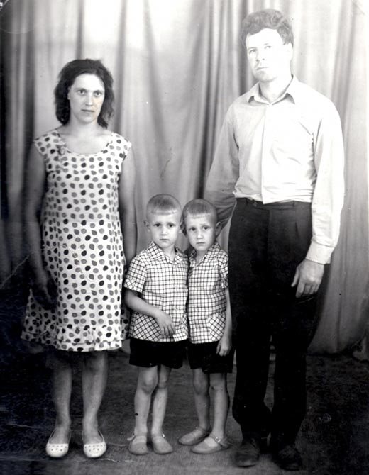 Братья Валерий и Александр Пономаренко в детстве с родителями