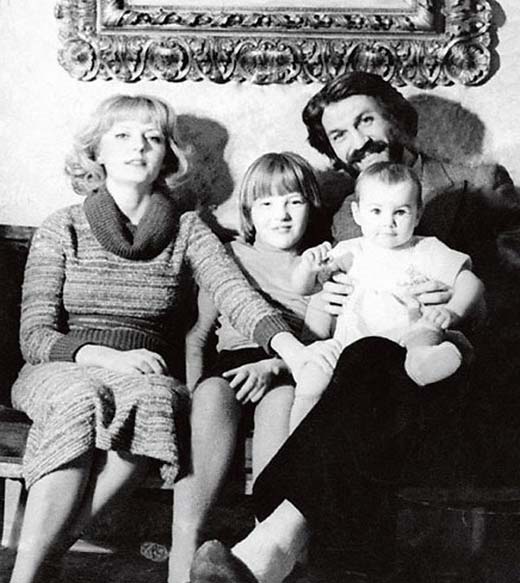Дарья Хмельницкая в детстве с родителями и сестрой