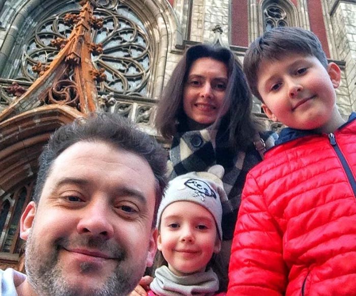 Денис Роднянский с женой и детьми