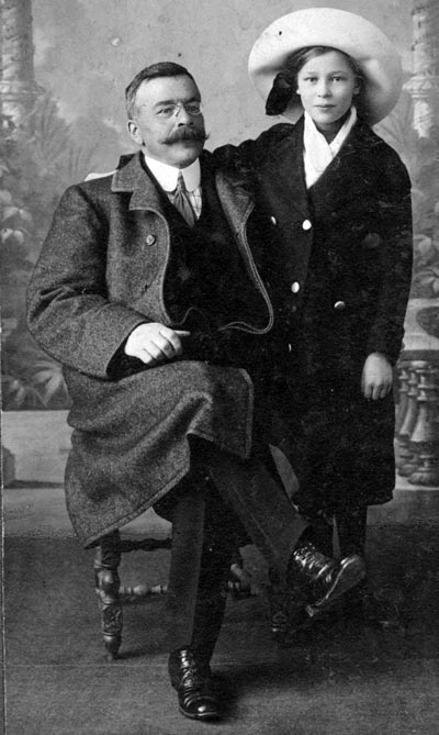 Елизавета Уварова в детстве и отец барон Герцберг